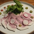 料理メニュー写真&nbsp;知多ハッピーポークとルッコラのサラダ仕立て