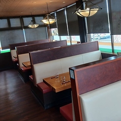 家族での外食やお友達とのランチ・ディナーにぴったりのテーブル席です！広々としたテーブルで、約100種類の豊富なメニューからお好きな料理をお楽しみください。合コンや女子会にもおすすめの居心地の良い空間です◎※画像は系列店です