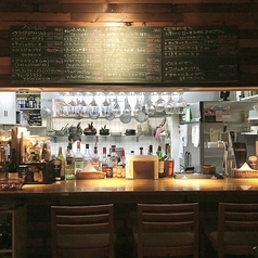 1階です。キッチンを見渡しながら料理とお酒をお楽しみいただけます♪4席