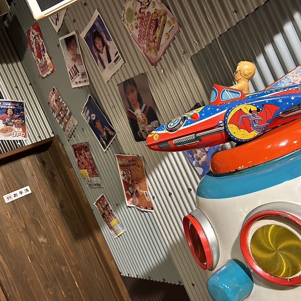 昭和レトロなアイテムが並ぶ店内。どこか懐かしい雰囲気が漂う中でゆったりお酒をお楽しみください◎