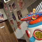 昭和レトロなアイテムが並ぶ店内。どこか懐かしい雰囲気が漂う中でゆったりお酒をお楽しみください◎