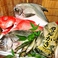 【その日仕入れた最高の食材をご提供！】上から山形産マナカツオ。身はやわらかく脂がのって旨い！ 高知産金目鯛は皮目を炙ってお造りに。下はコショウ鯛。コリコリしていてポン酢で食べると絶品。その横、稚鮎は塩焼き又は天ぷらで！最後は北海道厚岸産の生牡蠣。これぞ海のミルク！ポン酢に紅葉おろしを入れて味わおう♪