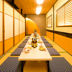 完全個室は全９タイプ御座います。繋げたり区切ったりする事で様々なニーズにお応えできます。何名様でも完全個室でお寛ぎ下さい。