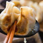 餃子好きが研究を重ねて完成させた、肉汁がどばっと溢れる名物“元祖肉汁焼餃子”をご堪能ください！