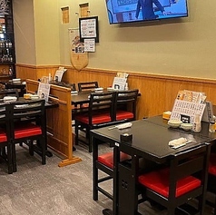 テレビを観ながら気軽に楽しめるテーブル席（2名様×1卓／4名様×3卓／6名様×1卓）よりくつろいでお楽しみいただけるような和モダン空間にリニューアル！メインフロアには2名様、4名様、6名様など、少人数テーブル席をご用意。テレビを2台完備しておりますので、スポーツ観戦やテレビ番組を観ながらお食事をお楽しみ。