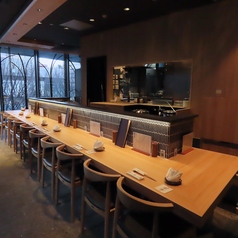 職人の手仕事を目の前で楽しめる、特等席のカウンター。衣が揚がる音や香ばしい香りが五感をくすぐり、揚げたてを一口ずつ味わう贅沢な時間をお過ごしいただけます。