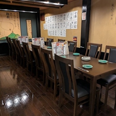 テーブルをつなげると4ー12名のプライベート感ある空間にかわり落ち着きますよ。大人気のスペースです。