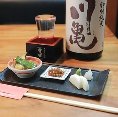 揚げたて天ぷらと地酒で、蕎麦を待つ至福の一杯。