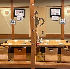 ご宴会にぴったり！足元ゆったりくつろぐ掘りごたつ席（4名様×5卓／6名様×1卓）入口を入ってすぐの空間には掘りごたつ席をご用意しております。足をゆったり伸ばせるので、ご年配の方とのご宴会にもおすすめです。壁が無い通路側のお席には背もたれ付きの座椅子をご用意しております。