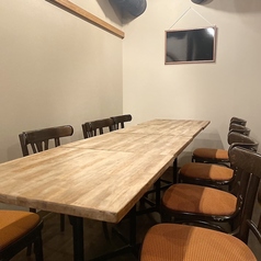 テーブル席をご用意しております。大人数にもご対応しております。木を基調とした暖かみのある店内。デートはもちろん宴会もお待ちしております。