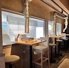 2名様用のテーブル席が３つございます。