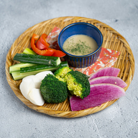 灯りと料理が調和する、新宿三丁目の大人空間。