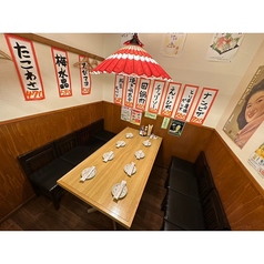 気の置けない友人との飲み会や、会話を楽しみたい女子会にぴったりなテーブル席です。明るく開放的な雰囲気の中で、美味しい料理を囲めば自然と会話も弾みます◎ゆったりとした座席配置なので、周りを気にせずリラックスしてお過ごしください。