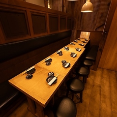 ゆったり座れる扉付き個室は宴会にもピッタリ！会社の宴会や友人との飲み会など、落ち着いた照明と和の雰囲気に包まれて、会話も盛り上がること間違いなし！宴会コースは飲み放題付4000円～！