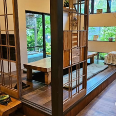 プライベート感を大切にした落ち着いた空間です。周囲からの視線を気にせず、友人や家族との会話を楽しむことができます。木の温もりを感じるインテリアが心を和ませ、ゆったりとした時間が流れます。特別なひとときを過ごすのにぴったり！