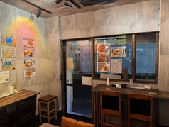 テーブル席ご用意しております。横並びのテーブルでプライベート感満載です！