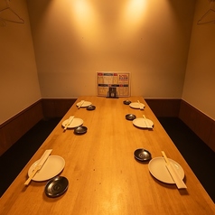 木の温もり感じるテーブルにやわらかな照明が包み込む落ち着きのある扉付き個室！人数に応じてレイアウト変更も可能で、少人数から団体利用でも幅広く対応！会社宴会にもピッタリの宴会個室です！