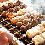 自慢の焼き鳥！！備長炭でじっくり焼いた串はふっくらジューシーで香ばしい♪1本80円（税抜）～！