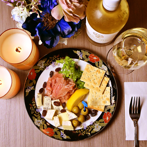 隠れ家のような穏やかな雰囲気の中で、お食事やお酒を楽しめるカフェ＆バー
