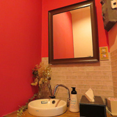 【洗面所もこだわってます！】赤く塗った壁が可愛らしいと好評♪女性のお客様用にアメニティーも取り揃えております♪
