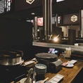 木のあたたかみが感じられる居心地の良い店内のテーブル席ではリラックスした時間を楽しむことができます。カジュアルな焼肉デートから親しいご友人とのランチ会、ご家族との特別なひとときに☆