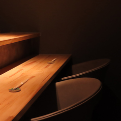 静かな店内にわずか6席のカウンター。女将の心を尽くしたもてなしで、接待や記念日の時間を特別な思い出に。