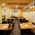 席同士の間にあるカーテンロールを下ろして、4名様ごとにプライベート感のある空間演出も可能です