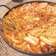当店おススメ！辛さの中に旨味がギュッと詰まった韓国料理の定番「プデチゲ」の写真