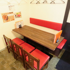 【テーブル席】6名様が座ることができるお席を2つご用意しております。会社の部署の小規模の飲み会におすすめです。本ねり天はおまかせ盛りがおすすめですが、単品の追加注文も大歓迎です◎