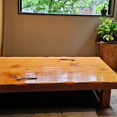 ゆったりとした時間を過ごすのに最適な空間です。足をのばせる設計が、くつろぎをもたらし、心身ともにリラックスできます。温かみのある木のテーブルと柔らかな座布団が心地よく、自然の光を感じながら、穏やかなひとときを過ごしましょう。