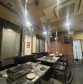 各テーブルに卓上コンロを設置しており、お客様のペースで焼き肉をお楽しみいただけます。また、強力なダクト（排煙設備）で煙をしっかりと吸い込みますので、匂いを気にせず快適にお過ごしいただけます◎
