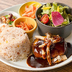 チェダーチーズときのこのデミグラスソースハンバーグ