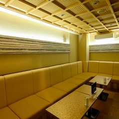 半個室席、完全個室席の椅子はソファー席となっております。ゆったりした空間でお楽しみください。