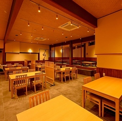 清潔感溢れる店内には、ゆったりと配置されたテーブル席をご用意。人数に合わせたレイアウト変更も柔軟に対応可能なため、小規模な飲み会から中規模宴会まで幅広く活用いただけます。明るく開放的な雰囲気の中、希少なブランド豚を囲み、至福のひとときをお過ごしください◎ベビーカー入店も歓迎です♪
