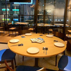 優しい照明が雰囲気抜群のテーブル席。女子会やデートにお使いいただける大人気のプライベート空間です。女性同士でワイワイ、仕事帰りの一杯にぜひご来店ください！