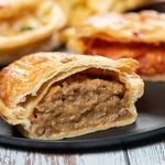 パイの中にはフィリングがぎっしり！具材の味が一層引き立つよう、パイ生地は軽めのサクサク食感。