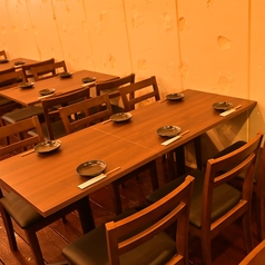 テーブル席は人数に応じて対応いたします。