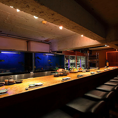 【落ち着いたカウンター席】目の前で職人が仕上げる料理を楽しめるカウンター席をご用意。