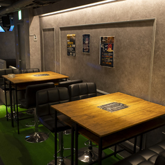 4名テーブルを２卓ご用意しております。カップルでお２人で過ごしたい方や少人数のグループでご活用ください。