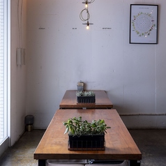 ペンダントライトが下がるテーブル席は、あたたかなぬくもりを与えてくれます。