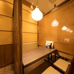 周囲を気にせずゆったりとお過ごしいただける、4名様用の半個室席をご用意しております。和の情緒を感じる落ち着いたプライベート空間は、少人数でのご会食や接待、女子会などにも最適です◎木の質感に包まれた心地よい空間で、当店自慢の香川郷土料理と厳選された美酒を心ゆくまでお楽しみください♪