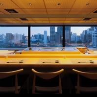 職人技を間近にするカウンターとプライベートな個室