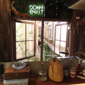 店内は禁煙となっておりますが、お店を出てすぐの場所に喫煙スペースを設けております。アーケードが立ち並ぶ問屋繊維街の風景を満喫しながら一服をお愉しみください。当店は本格タコスの他にオリジナルのタコスやスタッフの気まぐれで作る今日のタコスなど、様々なタコスがお愉しみいただけます。是非、ご賞味ください★