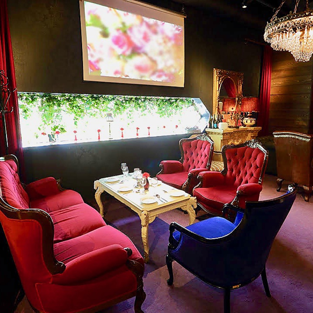 店内3箇所にスクリーンを配置しています！