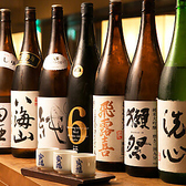 ２０種類以上のプレミアム日本酒の提供には香りと旨みを最大限に引き出すリーデル社の日本酒専用ワイングラスでご提供いたします。店主が全国の酒蔵へ赴き入手した、滅多に御目にかかれない希少なプレミアム日本酒を楽しむことができます。料理との相性も抜群ですのでお気に入りの日本酒と、美味しい料理をご堪能ください。