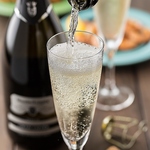 女性に大人気のスパークリングワインをはじめ、生ビールやワインなど多彩なドリンクを用意してます。