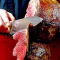 料理メニュー写真&nbsp;人気の秘訣】焼きたてアツアツの塊肉を目の前でカット！20種類をお楽しみいただけます♪