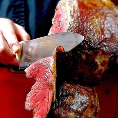 人気の秘訣】焼きたてアツアツの塊肉を目の前でカット!20種類をお楽しみいただけます♪