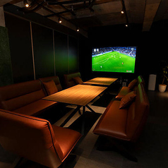 【ソファ席】重厚感のあるソファでゆったりと寛げる、10名様まで利用可能な特別席です。専用の98インチ大型モニターを完備しており、プライベートな空間で大迫力の映像を独占できます。女子会や大切な方とのスポーツ観戦、二次会でのご利用にも最適な上質空間です！