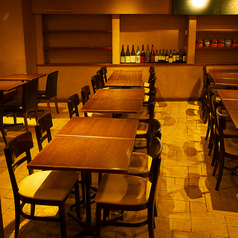 ゆったりと寛げる、テーブル席中心の和ビストロ空間。店内はテーブル席を中心に構成され、ゆったりとした配置が大人の時間を心地よく演出します。温もりある木の質感と柔らかな照明が、都会にいながらもどこか安らぎを感じさせる空間です。